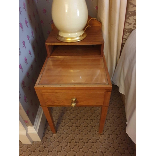 872 - A Pair Of Two Tier Bedside Nightstands With Storage Compartments Mounted On Tapered Legs With Brass ... 