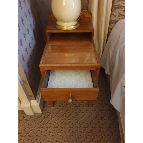 872 - A Pair Of Two Tier Bedside Nightstands With Storage Compartments Mounted On Tapered Legs With Brass ... 