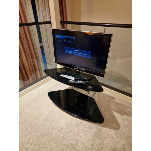 478 - Samsung UE32C4000PWXXU 32 Inch Series 4 Ultra Slim HD Ready LED TV complete with stand being a moder... 