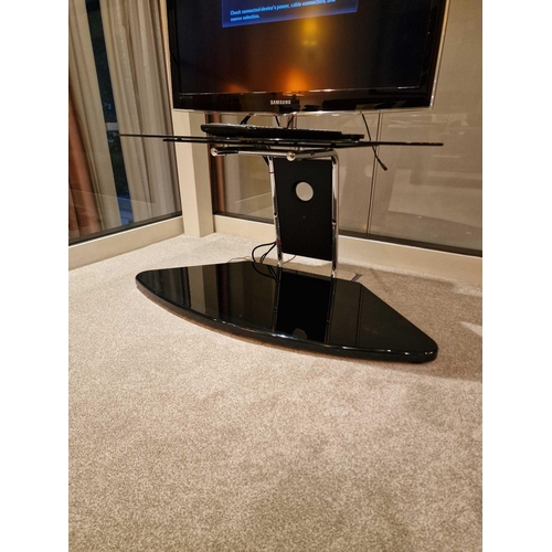 478 - Samsung UE32C4000PWXXU 32 Inch Series 4 Ultra Slim HD Ready LED TV complete with stand being a moder... 