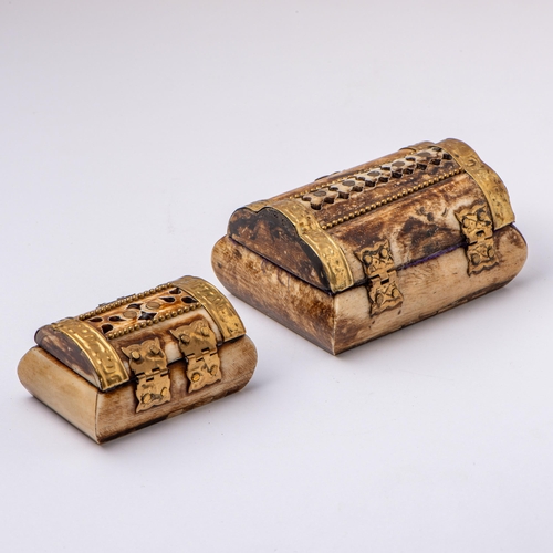 16 - Two Camel Bone Trinket Boxes, One of a medium size (10x7.5x5.3 cm) and one of a smaller size (7.5x5x... 