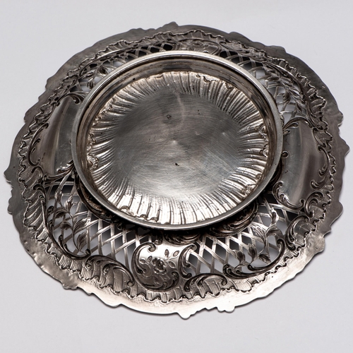 26 - French Silver Floral Decorated Plate 1838-1973 

  Metal: Silver 950 
 

  Weight: 285 grams 
 

  S... 