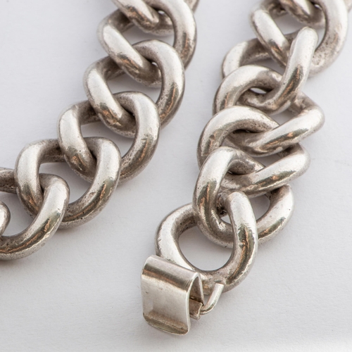 34 - Heavy Silver Chain Necklace 

  Metal: (Tests as) Silver 925 
 

  Weight: 147.50 grams 
 

  Size/M... 