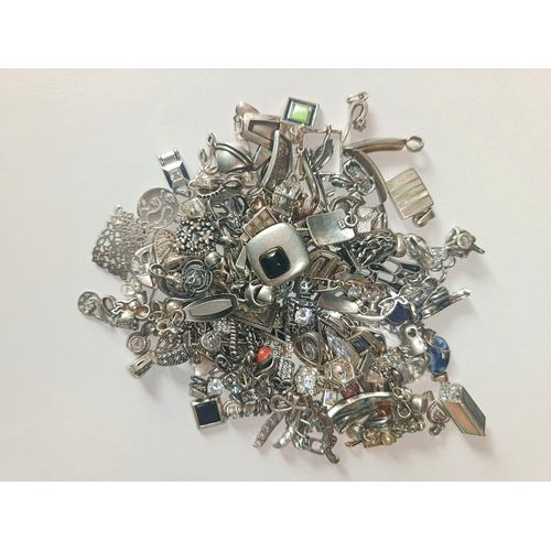 46 - Mixed lot of Silver Jewellery 

  Metal: silver 925 
 

  Weight: Approximately 274.50 grams 
 

  C... 
