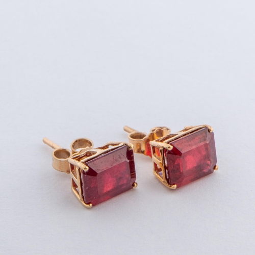 176 - 5.68 Cts Garnet Gold Earrings, 9K Gold, Post - Back Clasps 

  Metal: Yellow Gold 9K/375 
 

  Weigh... 