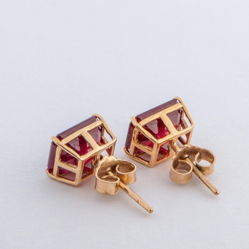 176 - 5.68 Cts Garnet Gold Earrings, 9K Gold, Post - Back Clasps 

  Metal: Yellow Gold 9K/375 
 

  Weigh... 