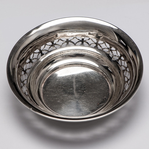 25 - Sterling Silver Bowl 1928 Birmingham W.D 

  Metal: Sterling Silver 925 
 

  Weight: 53.63 grams 
 ... 