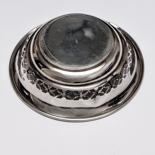 25 - Sterling Silver Bowl 1928 Birmingham W.D 

  Metal: Sterling Silver 925 
 

  Weight: 53.63 grams 
 ... 