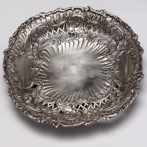 26 - French Silver Floral Decorated Plate 1838-1973 

  Metal: Silver 950 
 

  Weight: 285 grams 
 

  S... 