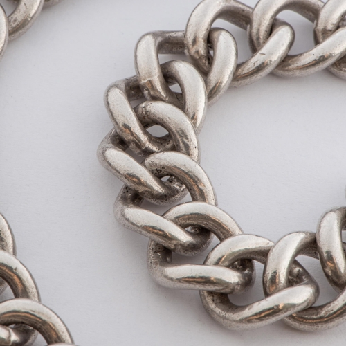 34 - Heavy Silver Chain Necklace 

  Metal: (Tests as) Silver 925 
 

  Weight: 147.50 grams 
 

  Size/M... 