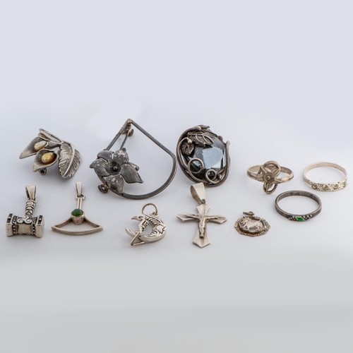 48 - Mixed lot of Silver Jewellery 

  Metal: Silver 925 
 

  Weight: 45.40 grams 
 

  Condition: Used ... 