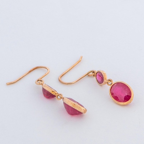 6 - 2.70 Ct Ruby Gold 375/9K Earrings 

  Metal: Gold, Tests as 375/9K 
 

  Weight: 1.53 grams 
 

  Si... 