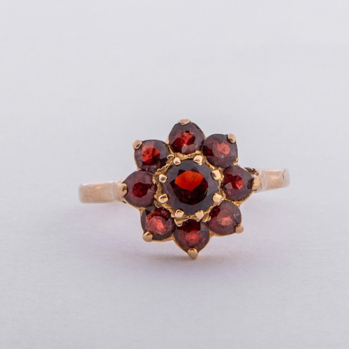 62 - Garnet Cluster Gold Ring 

  Metal: Gold 375/9K 
 

  Weight: 1.78 grams 
 

  Size/Measurements: M-... 