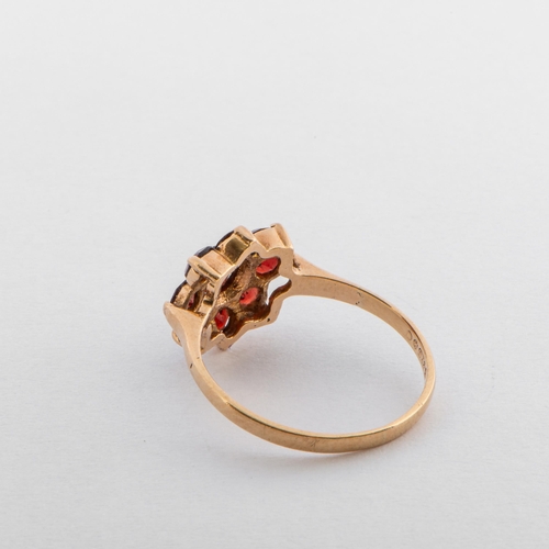 62 - Garnet Cluster Gold Ring 

  Metal: Gold 375/9K 
 

  Weight: 1.78 grams 
 

  Size/Measurements: M-... 