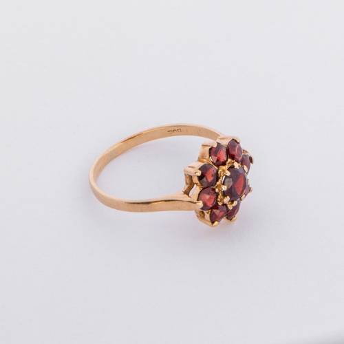 62 - Garnet Cluster Gold Ring 

  Metal: Gold 375/9K 
 

  Weight: 1.78 grams 
 

  Size/Measurements: M-... 