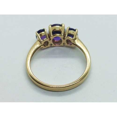 58 - 2.15 Ct Amethyst Trilogy QVC Gold Ring 

  Metal: Gold 375/9K 
 

  Weight: 2.65 grams 
 

  Size/Me... 