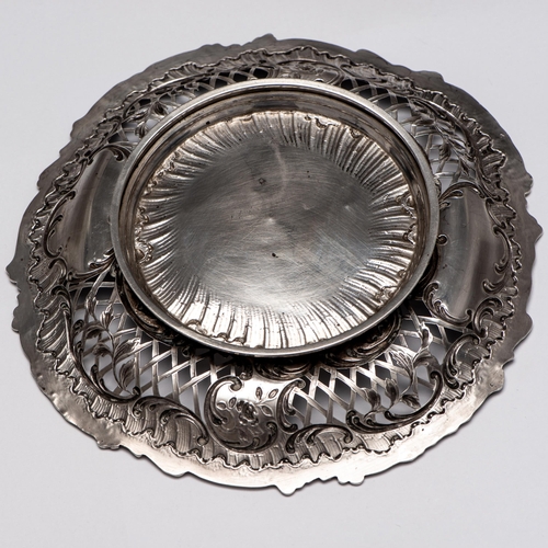 26 - French Silver Floral Decorated Plate 1838-1973 

  Metal: Silver 950 
 

  Weight: 285 gram 
 

  Si... 