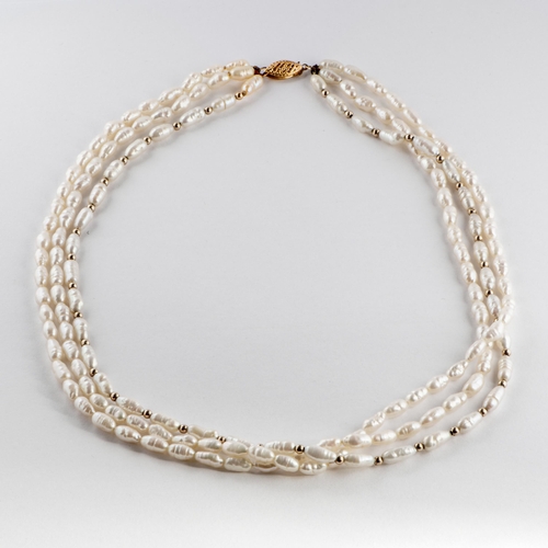 284 - Triple Freshwater Cultured Pearl Silver Necklace, Gold 375/9K,  Shipton and Co. Box

  Metal: Gold 3... 