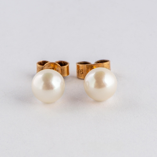 305 - Akoya Saltwater Cultured Pearl Earrings, Gold 375/9K, with Box

  Metal: Gold 375/9K 
 

  Weight: 1... 