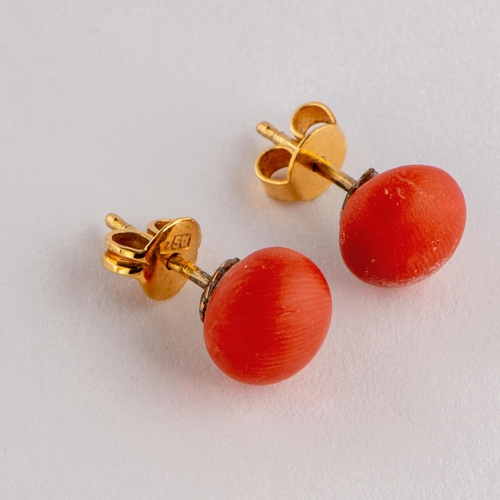 309 - Natural Coral Yellow Gold 750/18K Earrings 
 

  Metal: 750/18K Yellow Gold 
 

  Weight: 2.05 gram ... 