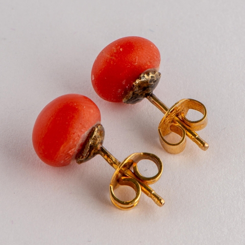 309 - Natural Coral Yellow Gold 750/18K Earrings 
 

  Metal: 750/18K Yellow Gold 
 

  Weight: 2.05 gram ... 