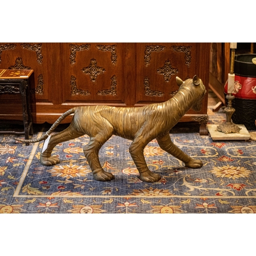 20002 - A Bronze tiger statue, 19th Pr.  Size:(Length108cm, Height52cm) Condition:(Good Condition, no repair... 