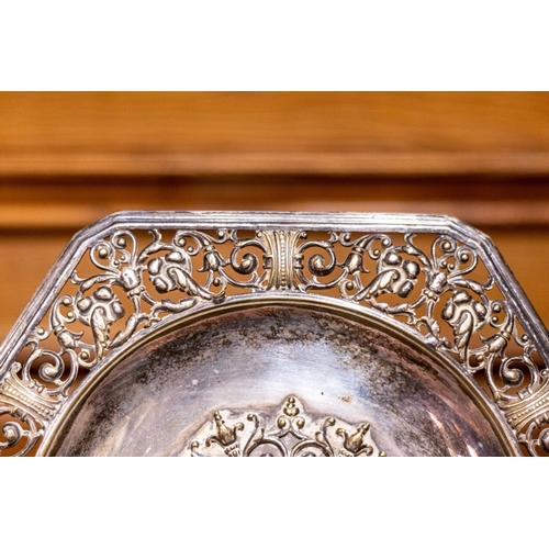 20004 - A silver plated dish, 19th Pr. Size:(29.5x26.4x12.7CM) Condition:(Good Condition, no repairment, age... 