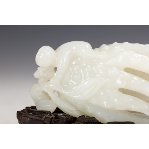 20076 - A Chinese jade ornament, 18th/19th Pr Size:(Height5.2cm, Width3cm, Length9.5cm, Weight130g) Conditio... 