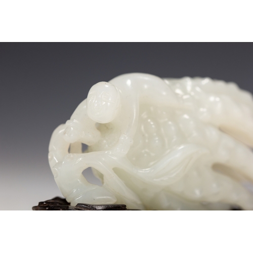 20076 - A Chinese jade ornament, 18th/19th Pr Size:(Height5.2cm, Width3cm, Length9.5cm, Weight130g) Conditio... 