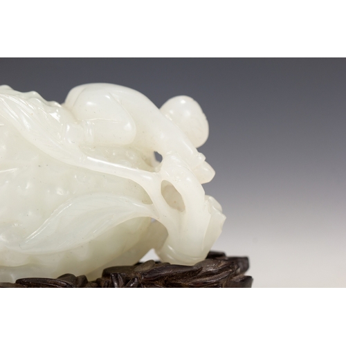 20076 - A Chinese jade ornament, 18th/19th Pr Size:(Height5.2cm, Width3cm, Length9.5cm, Weight130g) Conditio... 