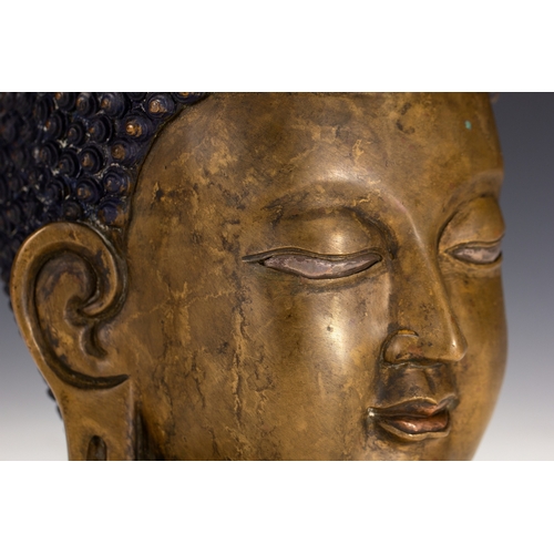 20094 - A Chinese bronze buudaha head, 18th Pr. Size:(Height23.5cm, Width16cm, Length16cm, Weight4260g) Cond... 