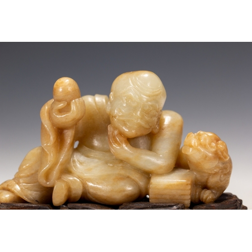 20118 - A Chinese jade ornament, 18th/19th Pr Size:(Height7cm, Width3.5cm, Length9.5cm, Weight210g) Conditio... 