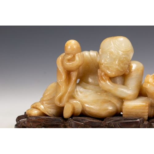 20118 - A Chinese jade ornament, 18th/19th Pr Size:(Height7cm, Width3.5cm, Length9.5cm, Weight210g) Conditio... 