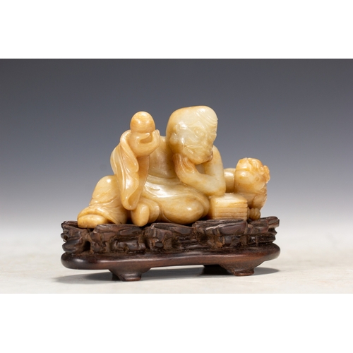 20118 - A Chinese jade ornament, 18th/19th Pr Size:(Height7cm, Width3.5cm, Length9.5cm, Weight210g) Conditio... 