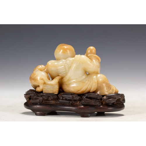 20118 - A Chinese jade ornament, 18th/19th Pr Size:(Height7cm, Width3.5cm, Length9.5cm, Weight210g) Conditio... 