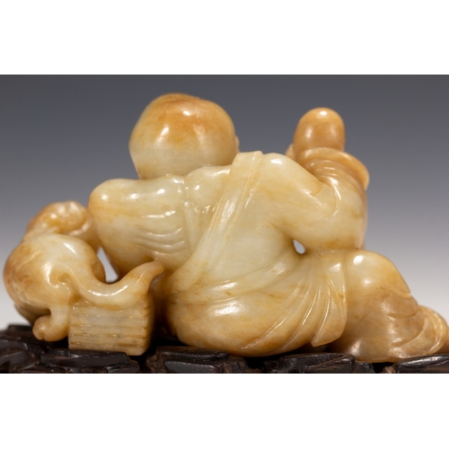 20118 - A Chinese jade ornament, 18th/19th Pr Size:(Height7cm, Width3.5cm, Length9.5cm, Weight210g) Conditio... 