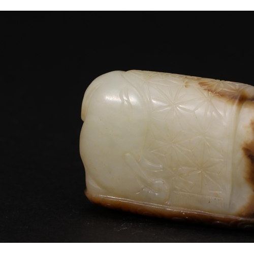 20125 - A Chinese jade ornament, 18th/19th Pr Size:(Length4.7cm, Width1.8cm, Height3.2cm, Weight56g) Conditi... 