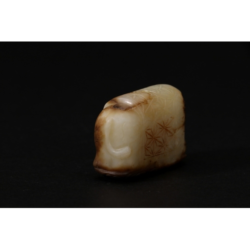 20125 - A Chinese jade ornament, 18th/19th Pr Size:(Length4.7cm, Width1.8cm, Height3.2cm, Weight56g) Conditi... 