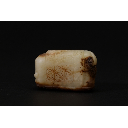 20125 - A Chinese jade ornament, 18th/19th Pr Size:(Length4.7cm, Width1.8cm, Height3.2cm, Weight56g) Conditi... 