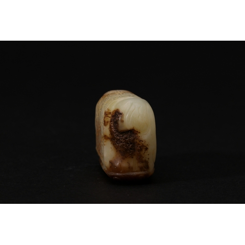 20125 - A Chinese jade ornament, 18th/19th Pr Size:(Length4.7cm, Width1.8cm, Height3.2cm, Weight56g) Conditi... 