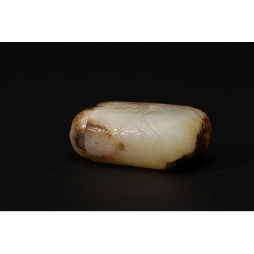 20125 - A Chinese jade ornament, 18th/19th Pr Size:(Length4.7cm, Width1.8cm, Height3.2cm, Weight56g) Conditi... 