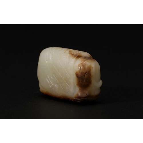 20125 - A Chinese jade ornament, 18th/19th Pr Size:(Length4.7cm, Width1.8cm, Height3.2cm, Weight56g) Conditi... 