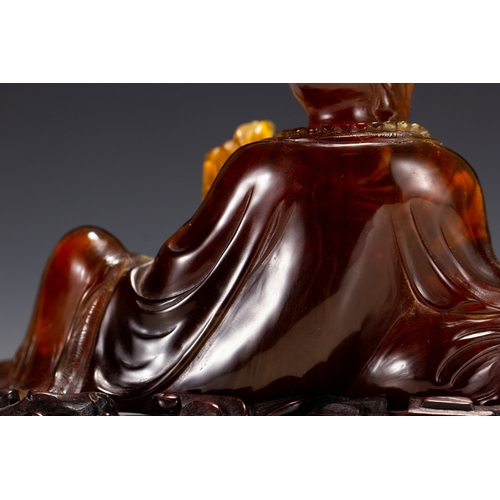 20129 - A Chinese amber made buddaha, 18th Pr. Size:(Height10cm, Width5.5cm, Length12cm, Weight190g) Conditi... 