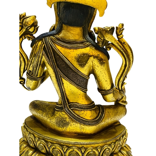 20146 - A Chinese silver encarved bronze made gilt Buddaha, 16/17th Century Pr. Size:(Height31cm) Condition:... 