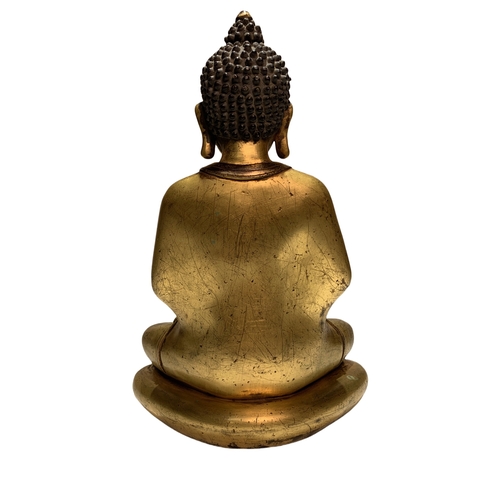 20231 - A Chinese bronze made gilt Buddaha, 16/17th Century Pr. Size:(Height23cm, Width17cm, Depth11cm) Cond... 