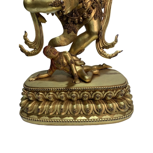 20254 - A Chinese bronze made gilt Buddaha, 16/17th Century Pr. Size:(Height48cm, Width27.5cm, Depth16.5cm) ... 