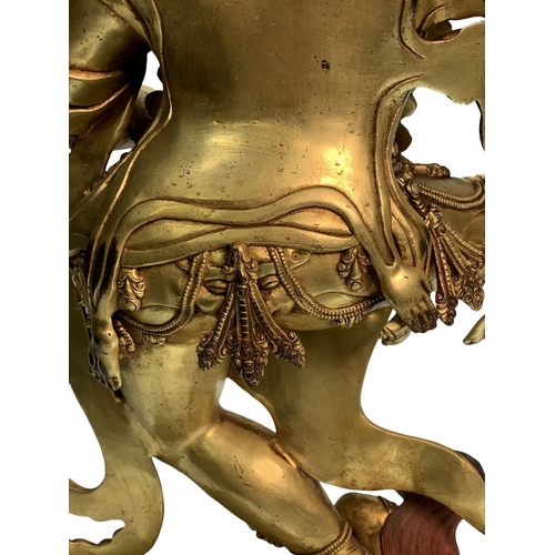 20254 - A Chinese bronze made gilt Buddaha, 16/17th Century Pr. Size:(Height48cm, Width27.5cm, Depth16.5cm) ... 