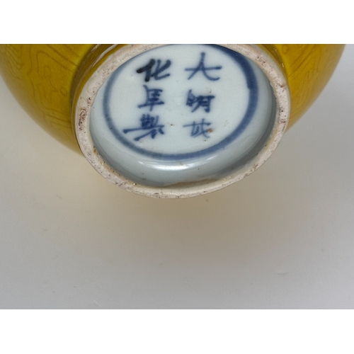 20273 - A Chinese yellow vase, Ming Daynasty Pr.  Size:(H11cm, MD8.1cm) Condition:(Good Condition, No Hairli... 