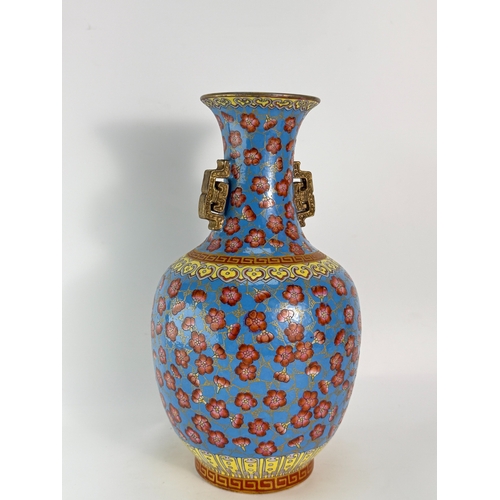 20309 - A Chinese Famille Rose vase, Qing Daynasty Pr.  Size:(H30cm, MD19cm) Condition:(Good Condition, No H... 