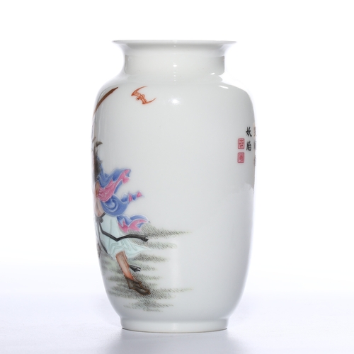 20369 - A Chinese Famille Rose vase, Qing Daynasty Pr.  Size:(Height13.5cm, Mouth Diamter5.5cm) Condition:(G... 